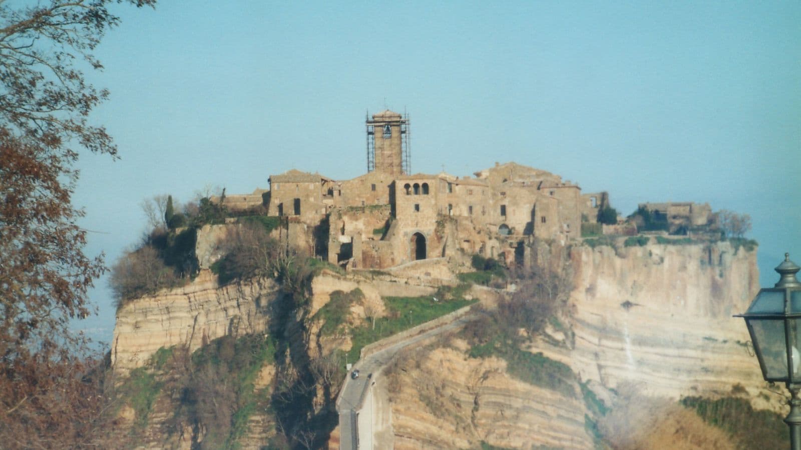 Civita di Bagnoregio vista dal ponte, tra le curiosità sul Lazio