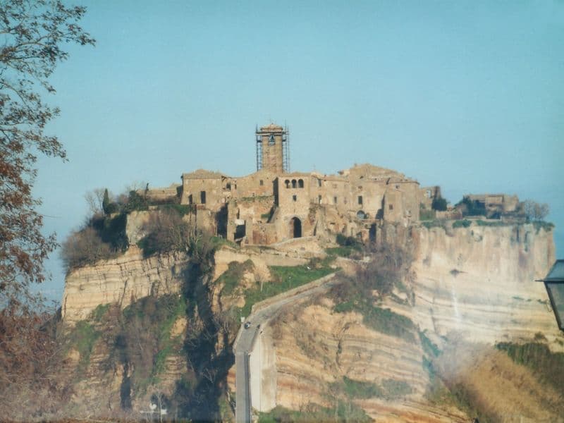 Civita di Bagnoregio vista dal ponte, tra le curiosità sul Lazio