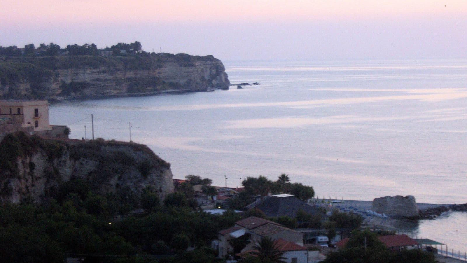 Tropea affacciata sul mare della Calabria