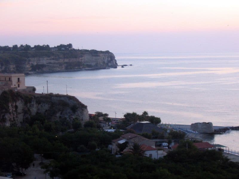 Tropea affacciata sul mare della Calabria